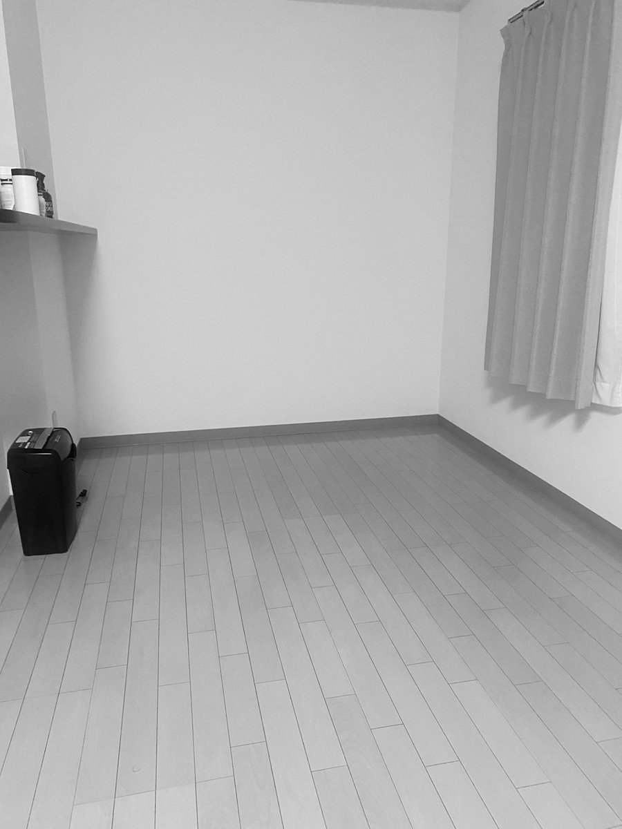 TAKA89066541's tweet photo. 物を減らして何もない空間に。
引越した方が良いかも笑
しかしこの空間も好きだし最近ハマった観葉植物も置きたいな☺️
#ミニマリスト
#観葉植物 https://t.co/igT74Rf277
