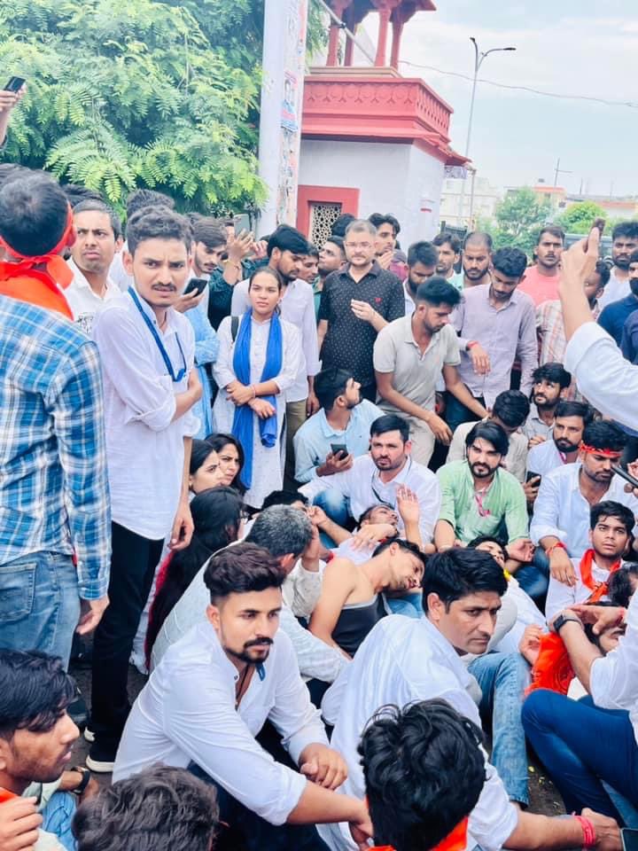 RAJPALLofficial's tweet photo. राजस्थान के लोकतंत्र के इतिहास का बेहद शर्मनाक दिन राजस्थान विश्वविद्यालय परिसर में पुलिस प्रशासन ने @ashokgehlot51 के ईशारे पर जिस प्रकार से @ABVPRaj के प्रत्याशियों को क्रूरता पूर्वक लाठीचार्ज किया वह अमानवीय व अनैतिक है ।शिक्षा के मंदिर में इस तरीके की हिंसा की कोई जगह नहीं है https://t.co/VBZi1bxmYu