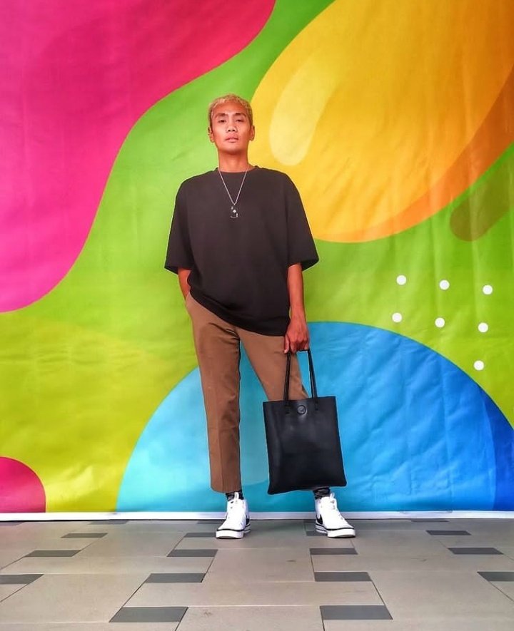 nellyvalencia0's tweet photo. these photos are proofs that im obsessed with bags 💯❤
#streetfashion #ootdinspiration #ootd #mensfashion #aesthetics #streetstyle #influencer #styleinfluencer #followme #retweet #instagay #gay #rainbow #vsco #vscoph #iloilo #ilocity #iloilocityoflove https://t.co/H2DQDgVqhW