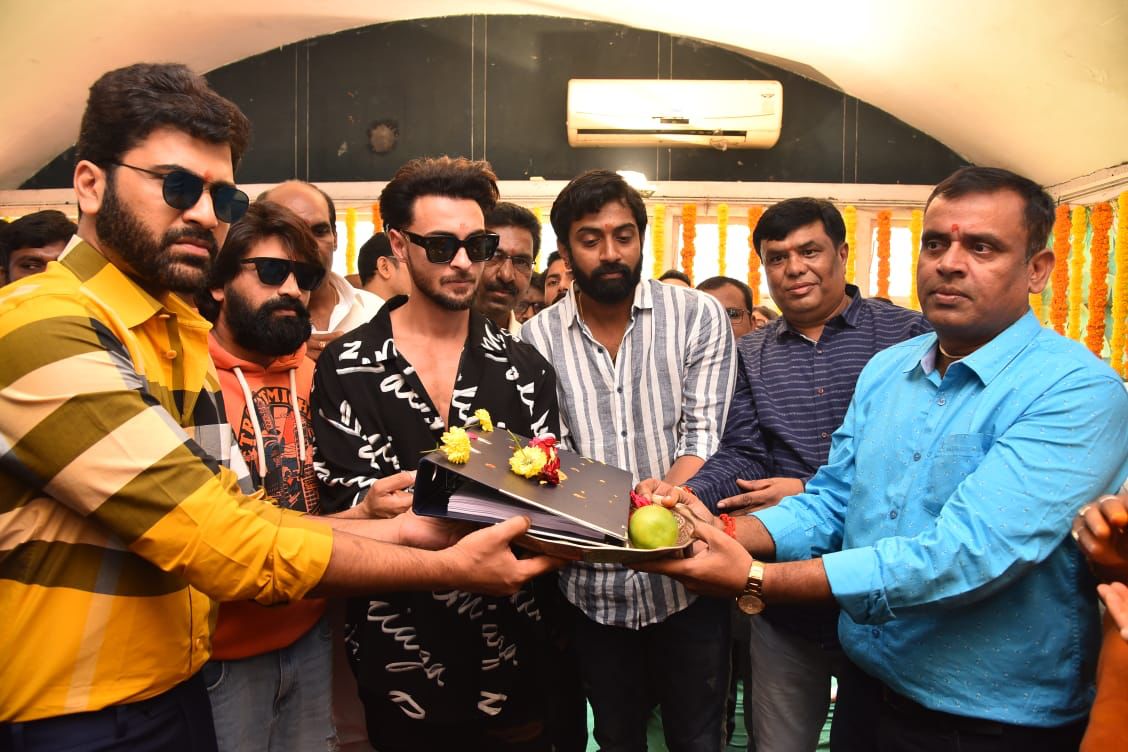 vamsikaka's tweet photo. Clicks from @AlwaysJani's new film #YathaRajaTathaPraja Pooja Ceremony
🎬 & 📒 handed by @ImSharwanand
🎥 ON by #AyushSharma
1st shot directed by #KarunaKumar
@imVdeshK @verma_shrasti #SrinivasVittala #HareshPatel #OmMovieCreations #SriKrishnaMovieCreations @PulagamOfficial https://t.co/pqQd8V7nwp