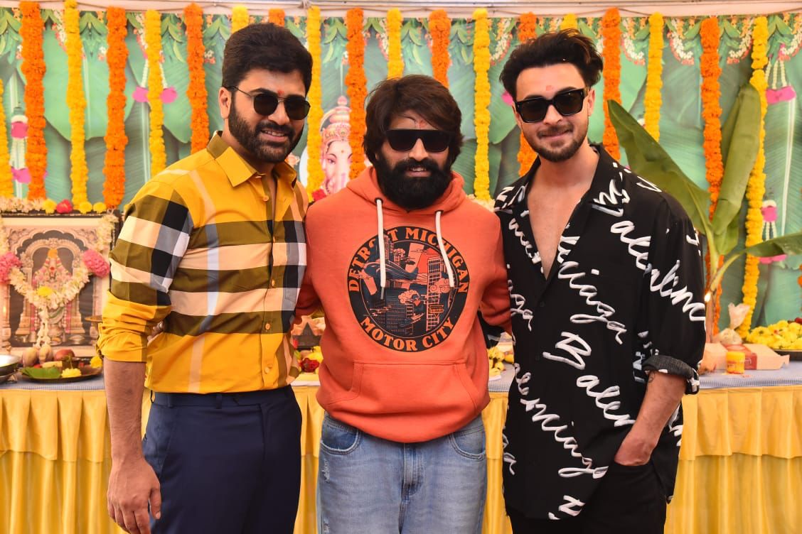 vamsikaka's tweet photo. Clicks from @AlwaysJani's new film #YathaRajaTathaPraja Pooja Ceremony
🎬 & 📒 handed by @ImSharwanand
🎥 ON by #AyushSharma
1st shot directed by #KarunaKumar
@imVdeshK @verma_shrasti #SrinivasVittala #HareshPatel #OmMovieCreations #SriKrishnaMovieCreations @PulagamOfficial https://t.co/pqQd8V7nwp