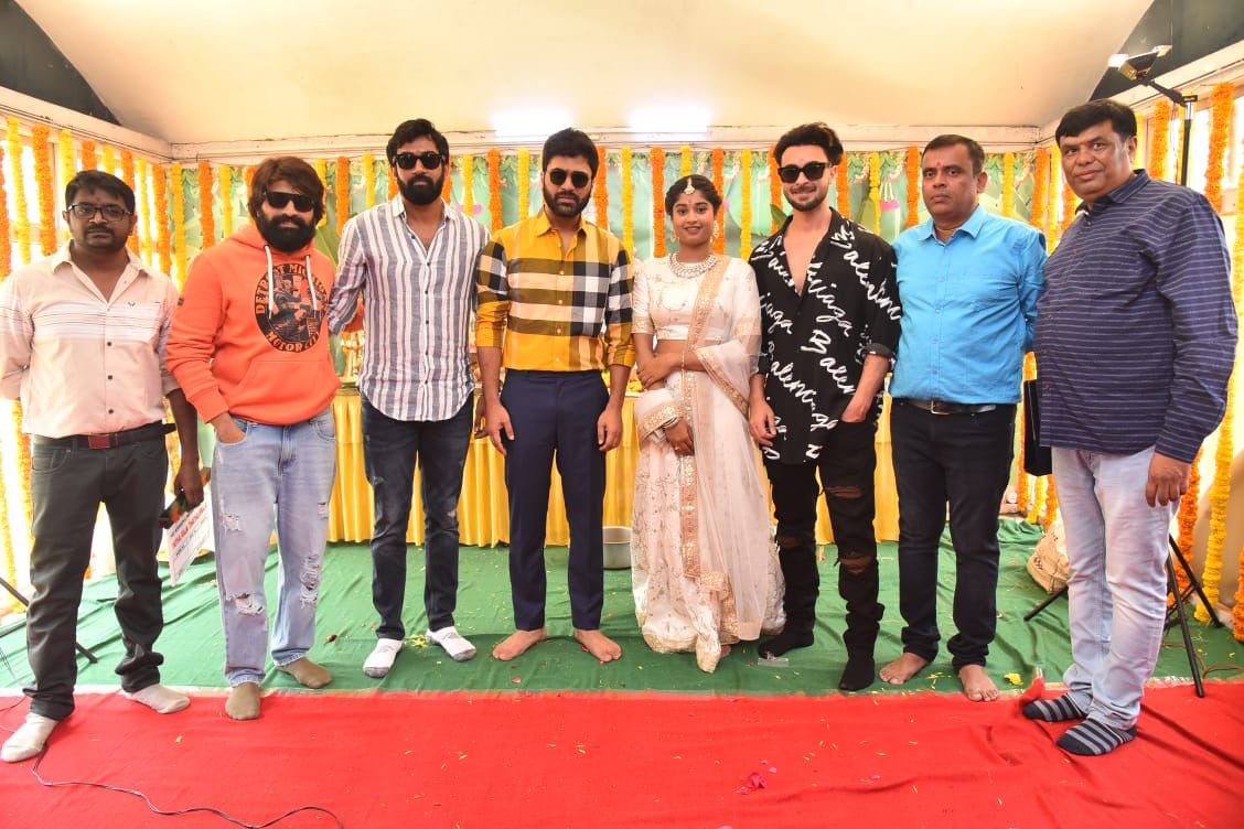 vamsikaka's tweet photo. Clicks from @AlwaysJani's new film #YathaRajaTathaPraja Pooja Ceremony
🎬 & 📒 handed by @ImSharwanand
🎥 ON by #AyushSharma
1st shot directed by #KarunaKumar
@imVdeshK @verma_shrasti #SrinivasVittala #HareshPatel #OmMovieCreations #SriKrishnaMovieCreations @PulagamOfficial https://t.co/pqQd8V7nwp