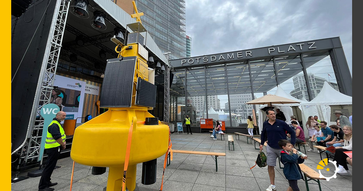 Julius_AtoN's tweet photo. Wir sind stolz unsere Datentonne SB-138PD gemeinsam mit dem Bundesamt für Naturschutz auf dem Potsdamer Platz zu präsentieren.

#juliusmarine #schifffahrtszeichen #aidstonavigation #seezeichen #atonservice #seezeichenservice #schifffahrtszeichenservice #maritimesecurity https://t.co/l8wlhaUyT3