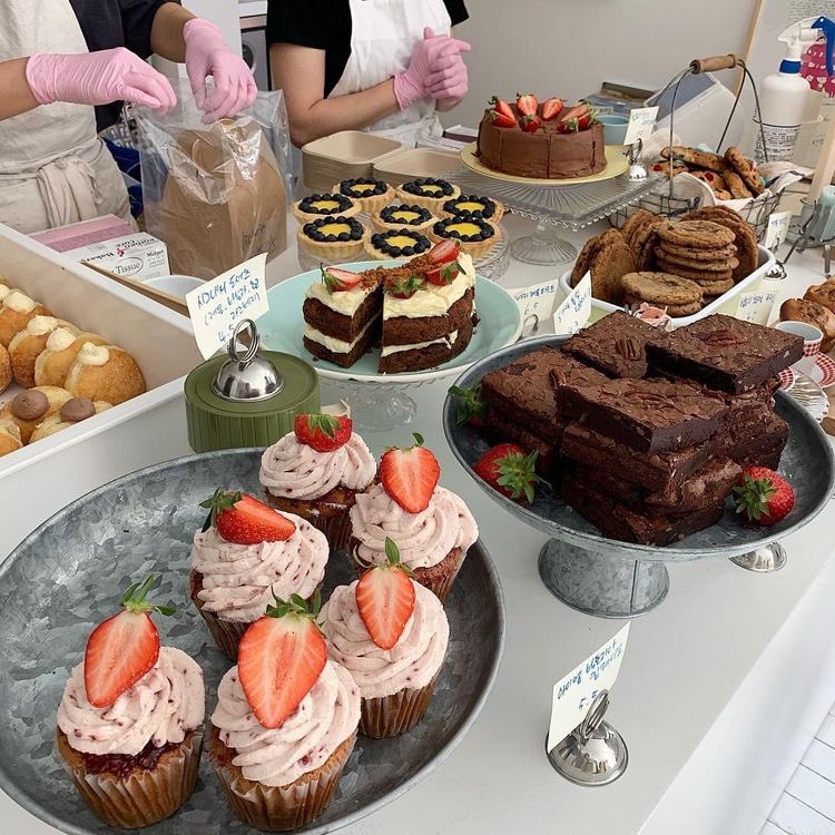 malusokay's tweet photo. Getting some cute desserts from the bakery 🧁🍒 https://t.co/poemax5ONL