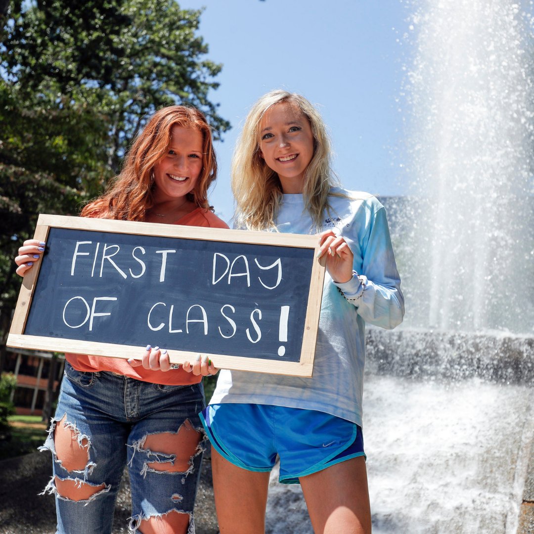 UALRadmissions's tweet photo. 🍁 It’s the first day of fall classes! Have a great day, Trojans! https://t.co/pCA4TvUhVZ