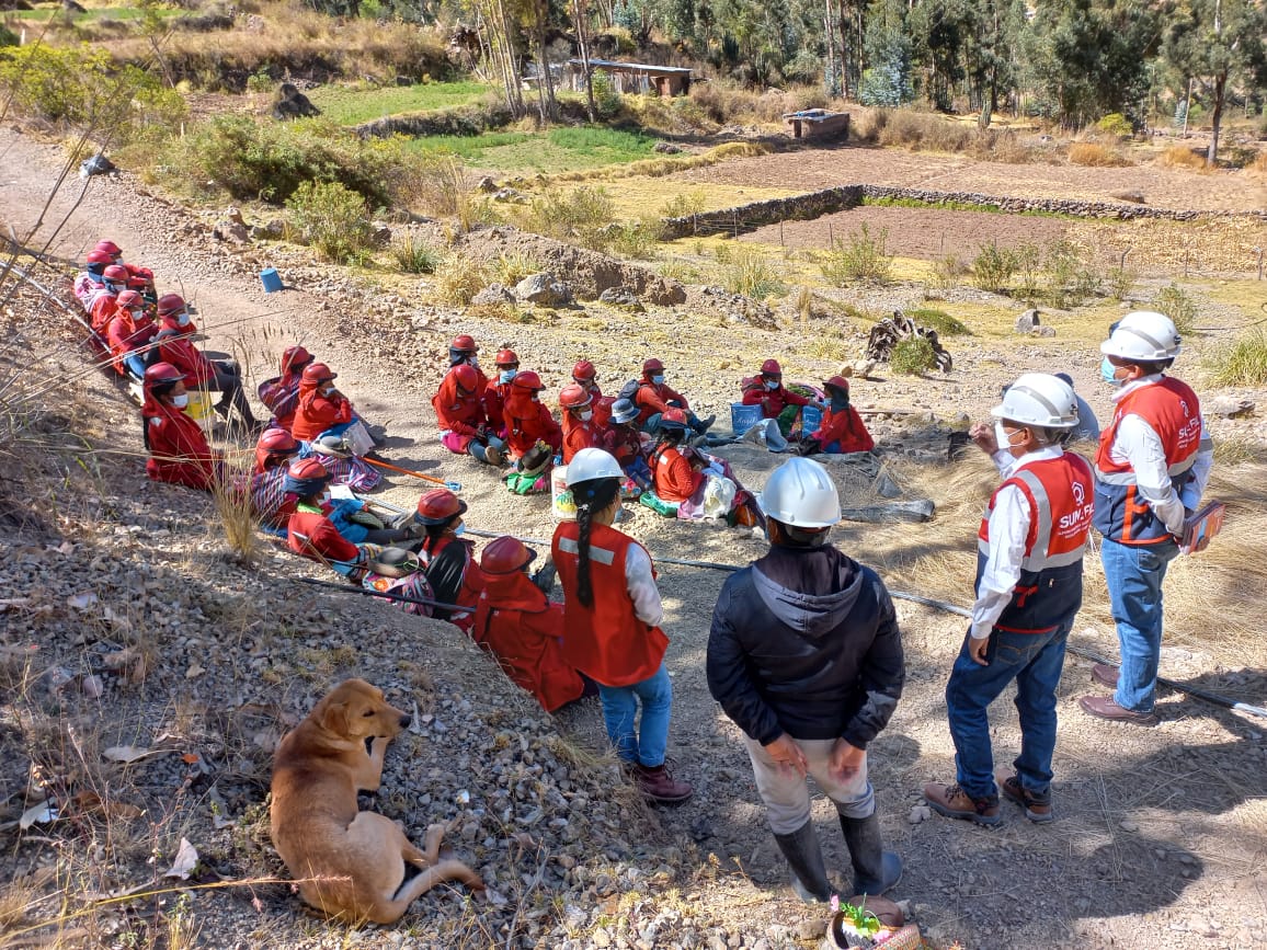 SunafilPeru's tweet photo. #SunafilEnRegiones📍
En #Ayacucho, desarrollamos una diligencia de orientación en #SST dirigido a los/as participantes del programa #LurawiPerú, en la obra de mejoramiento de accesibilidad a las cascadas de #Qaqrapa, en la comunidad de #Quispillacta, distrito de #Chuschi. 👷💯👷 https://t.co/uNZ8a4yRTj