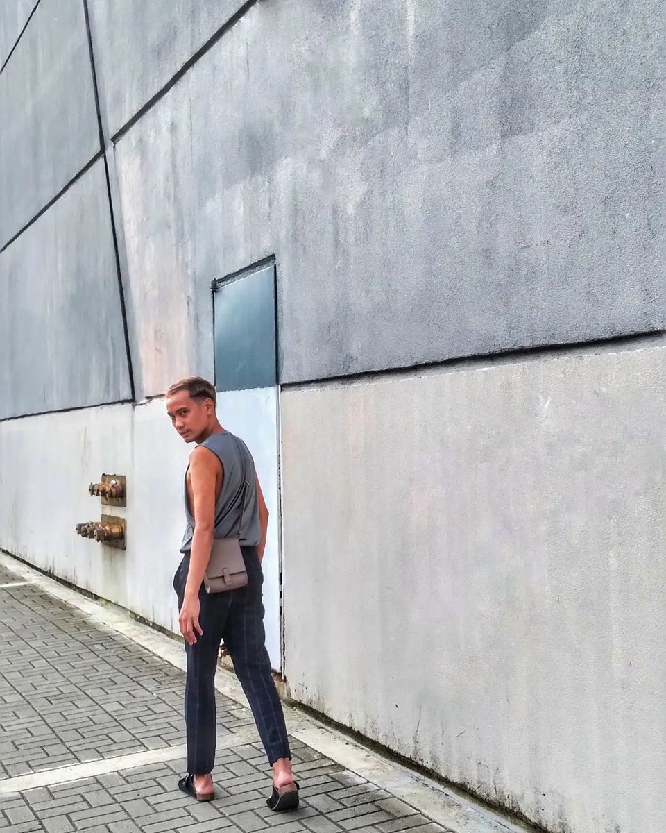 nellyvalencia0's tweet photo. these photos are proofs that im obsessed with bags 💯❤
#streetfashion #ootdinspiration #ootd #mensfashion #aesthetics #streetstyle #influencer #styleinfluencer #followme #retweet #instagay #gay #rainbow #vsco #vscoph #iloilo #ilocity #iloilocityoflove https://t.co/H2DQDgVqhW