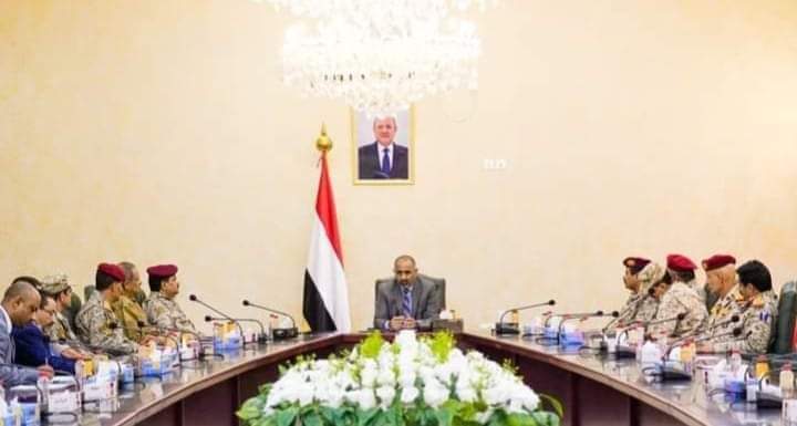 AljhafyMar's tweet photo. #عدن 
الرئيس القائد عيدروس الزُبيدي يطّلع على نتائج تقرير لجنة تقصي الحقائق في أحداث شبوة 

@AljhafyMar https://t.co/ZTwcmqFZBc