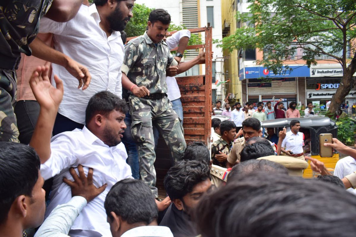 inc_ajaykumar's tweet photo. *JNTUH R18 బ్యాచ్ విద్యార్థులకు పాత పద్ధతిలో సబ్జెక్ట్ ఎక్సెంప్షన్ మరియు గ్రేస్ మార్క్స్  కల్పించాలని డిమాండ్ చేస్తూ JNTUH ముందు నిరసన తెలుపుతున్న NSUI రాష్ట్ర అధ్యక్షులు బల్మూరి వెంకట్ మరియు NSUI కార్యవర్గ సభ్యులపై పోలీసుల భౌతిక దాడి*

R18 బ్యాచ్ జేఎన్టీయూ విద్యార్థులకు పాత https://t.co/Y7nVfgFUER