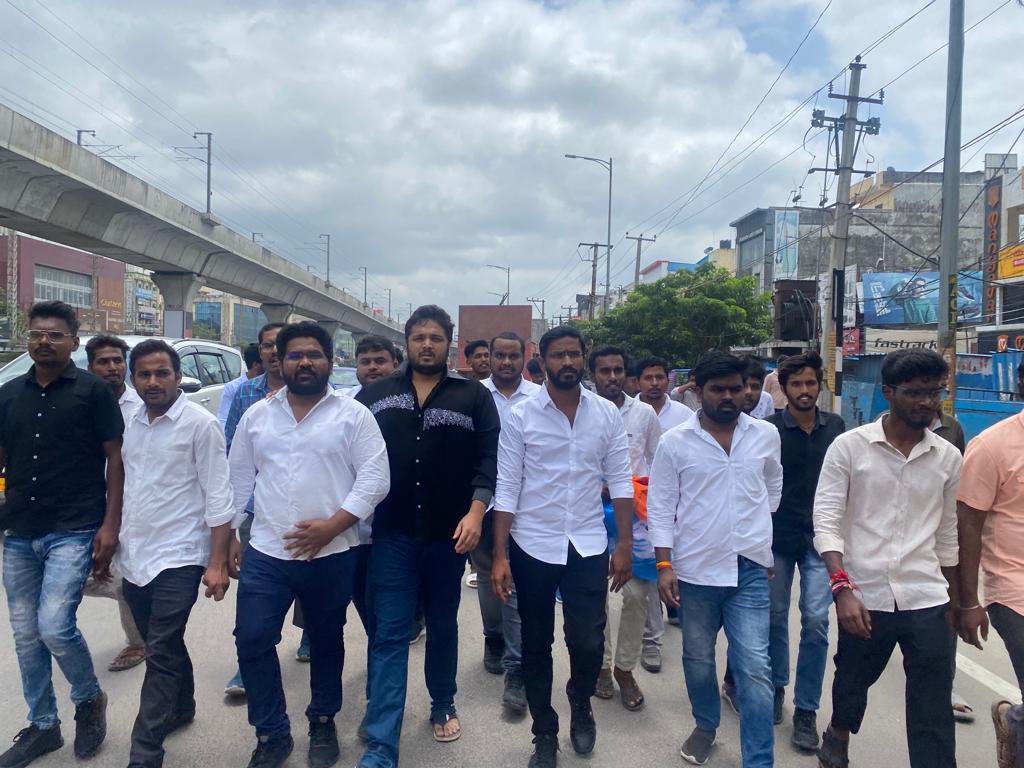 inc_ajaykumar's tweet photo. *JNTUH R18 బ్యాచ్ విద్యార్థులకు పాత పద్ధతిలో సబ్జెక్ట్ ఎక్సెంప్షన్ మరియు గ్రేస్ మార్క్స్  కల్పించాలని డిమాండ్ చేస్తూ JNTUH ముందు నిరసన తెలుపుతున్న NSUI రాష్ట్ర అధ్యక్షులు బల్మూరి వెంకట్ మరియు NSUI కార్యవర్గ సభ్యులపై పోలీసుల భౌతిక దాడి*

R18 బ్యాచ్ జేఎన్టీయూ విద్యార్థులకు పాత https://t.co/Y7nVfgFUER