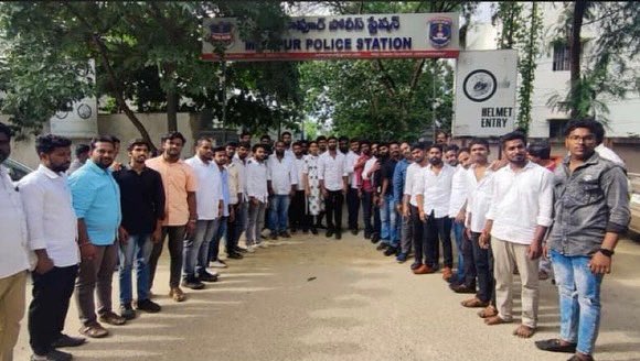 inc_ajaykumar's tweet photo. *JNTUH R18 బ్యాచ్ విద్యార్థులకు పాత పద్ధతిలో సబ్జెక్ట్ ఎక్సెంప్షన్ మరియు గ్రేస్ మార్క్స్  కల్పించాలని డిమాండ్ చేస్తూ JNTUH ముందు నిరసన తెలుపుతున్న NSUI రాష్ట్ర అధ్యక్షులు బల్మూరి వెంకట్ మరియు NSUI కార్యవర్గ సభ్యులపై పోలీసుల భౌతిక దాడి*

R18 బ్యాచ్ జేఎన్టీయూ విద్యార్థులకు పాత https://t.co/Y7nVfgFUER