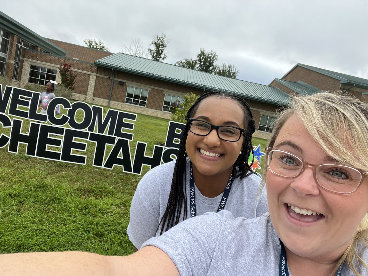 BeccaGrov3s's tweet image. First day of school! @ParticipateLrng @MsDealsClass @CovingtonHarper