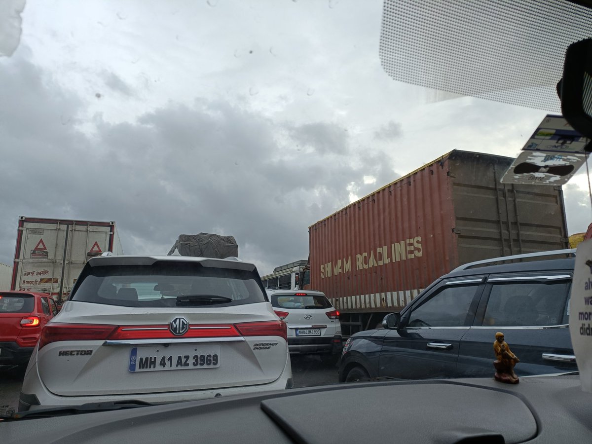 ronak_manek's tweet photo. New day.
New week.
But same old traffic on #Bhiwandi #Thane route.
Dear CM @mieknathshinde could you please atleast say us the estimated date till when we have to suffer for 3-4 hrs to travel 18km?

@ThaneCityPolice 
@TMCaTweetAway 
@CityBhiwandi 
@swachh_bhiwandi https://t.co/QfuyQpYWOC