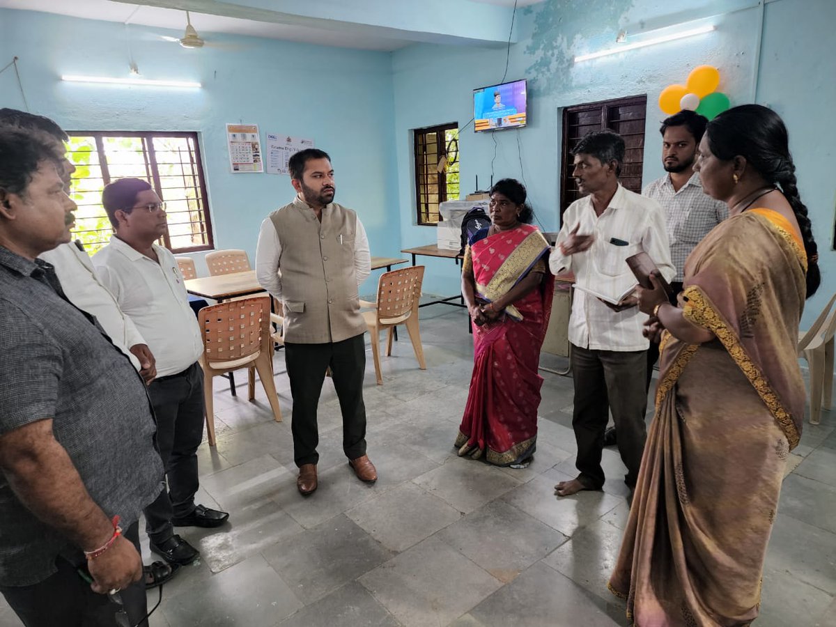 CEOZPKalaburagi's tweet photo. ಮುಖ್ಯ ಕಾರ್ಯನಿರ್ವಾಹಕ ಅಧಿಕಾರಿಗಳು ಜಿ.ಪಂ. ಕಲಬುರಗಿರವರು ಚಿತ್ತಾಪೂರ ತಾಲೂಕಿನ ರಾವೂರ ಗ್ರಾಮ ಪಂಚಾಯತಗೆ ಭೇಟಿ ನೀಡಿ ಪರಿಶೀಲಿಸಿ ಸಾರ್ವಜನಿಕರಿಂದ ಅಹವಾಲು ಸ್ವೀಕರಿಸಿದರು ಮತ್ತು  ಪಂಚಾಯತ ವ್ಯಾಪ್ತಿಯ ಡಿಜಿಟಲ್‌ ಲೈಬ್ರರಿ ವೀಕ್ಷಿಸಿದರು
#RavoorGpvisit #ceozpklb
#Digitallibraryvisit @lkatheeq https://t.co/ugwqYYcVBg