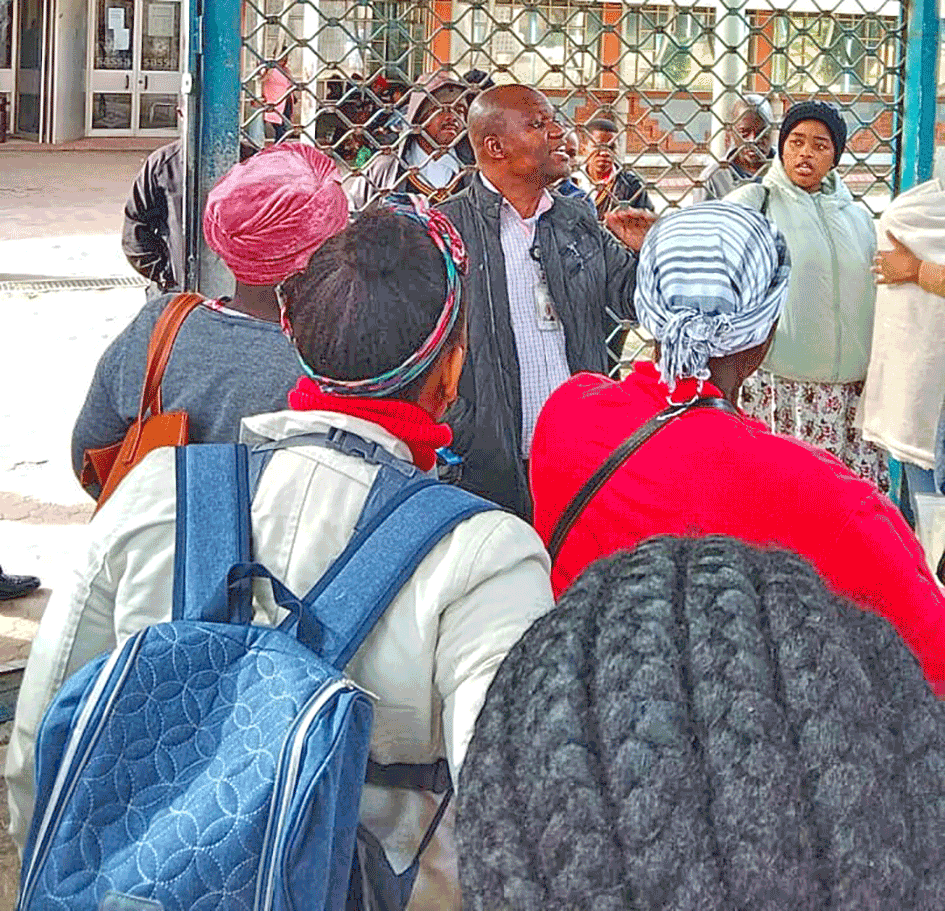 umlazitimes's tweet photo. Kusuke esinamathambo emahhovisi akwaSASSA eMaweleni

Full story here https://t.co/D4W0fVRd3f

#umlazitimes #tabloidnewspapers #communitynews #SASSA https://t.co/gTqWpC9ULE