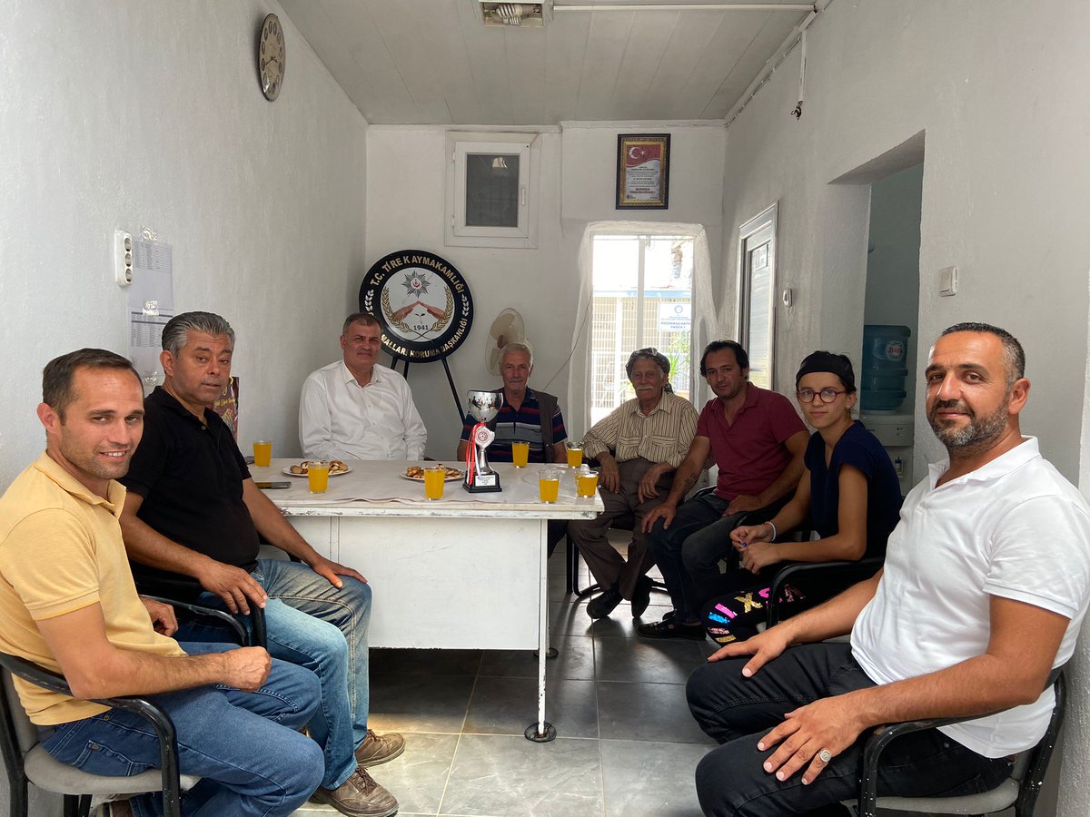 S_AtakanDuran's tweet photo. #Kütahya’da yapılan #RahvanAt Yarışlarında şehrimizi başarıyla temsil eden, katıldığı yarıştan ikincilik kupası ile dönen “Moda”adlı atımızın sahipleri Cevdet Bultan ve Mehmet Akdeniz’i tebrik ederek Tire Rahvan At Yaşatma ve Yetiştirme Derneği Başkanı Necati Öter’i ziyaret ettik https://t.co/az97wDlVhz