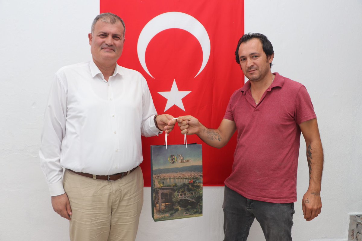 S_AtakanDuran's tweet photo. #Kütahya’da yapılan #RahvanAt Yarışlarında şehrimizi başarıyla temsil eden, katıldığı yarıştan ikincilik kupası ile dönen “Moda”adlı atımızın sahipleri Cevdet Bultan ve Mehmet Akdeniz’i tebrik ederek Tire Rahvan At Yaşatma ve Yetiştirme Derneği Başkanı Necati Öter’i ziyaret ettik https://t.co/az97wDlVhz