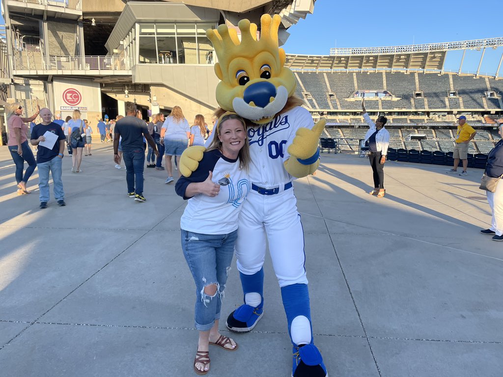 MrsBuehrer's tweet photo. Monday mornings aren’t so bad when you’re greeted with Slugger and @MrsEvaMarshall at #lpsRiseandShine https://t.co/GsEymOjIFr