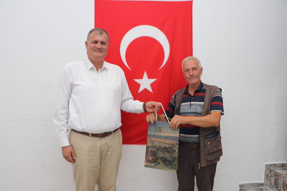 S_AtakanDuran's tweet photo. #Kütahya’da yapılan #RahvanAt Yarışlarında şehrimizi başarıyla temsil eden, katıldığı yarıştan ikincilik kupası ile dönen “Moda”adlı atımızın sahipleri Cevdet Bultan ve Mehmet Akdeniz’i tebrik ederek Tire Rahvan At Yaşatma ve Yetiştirme Derneği Başkanı Necati Öter’i ziyaret ettik https://t.co/az97wDlVhz