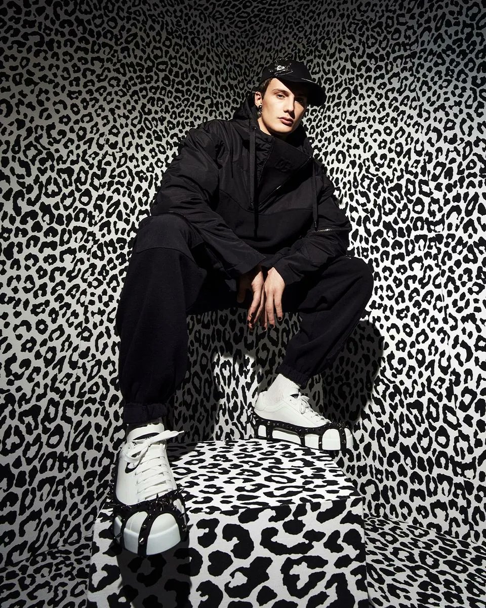 dolcegabbanajp's tweet photo. パンクロックへのオマージュを捧げる #DolceGabbana の新しいメンズ コレクション「ダークサイド」が誕生。
視線を引きつけ、そして惑わせる。ブラック&ホワイト パターンの美学を再解釈し、身につける人の自信と個性をたたえます。
コレクションをチェック https://t.co/H8dKGzsa8e
#DGDarkSide https://t.co/IWOziSH6Hq