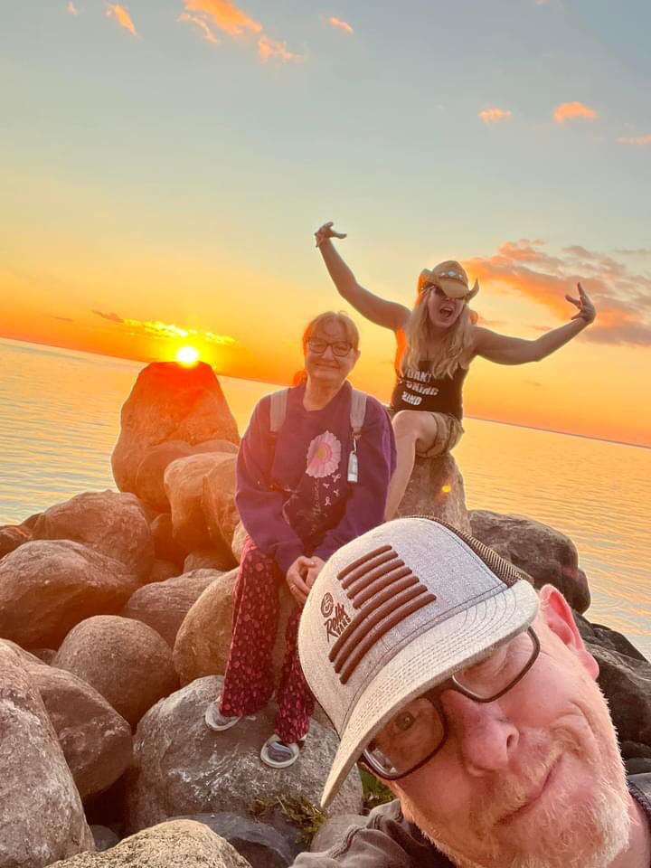 JBLOODonly1's tweet photo. I Survived A Whole Weekend With My Family.

Do they make T-Shirts for that? 🤣😂

#AgateBayResort
#UpNorthWay https://t.co/BBp1N57Vi9
