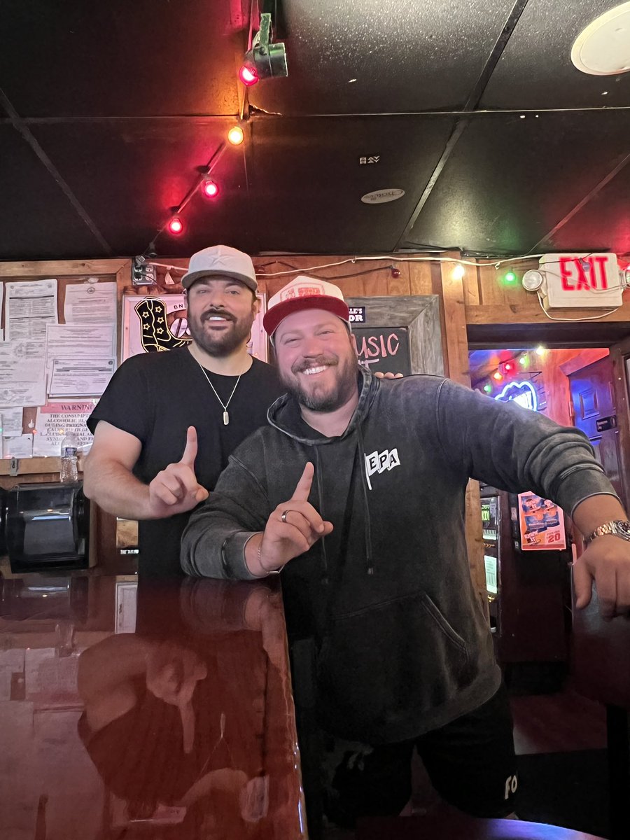 ChrisYoungMusic's tweet image. Thanks to ALL OF YOU, At The End Of A Bar is officially my 13th NUMBER 1! Pretty crazy to think that Gettin’ You Home was my first number 1 in 2009 &amp;amp; I can’t believe my career has grown so much since then! Thanks for writing &amp;amp; singing this one with me @m10penny!  @destefanomusic