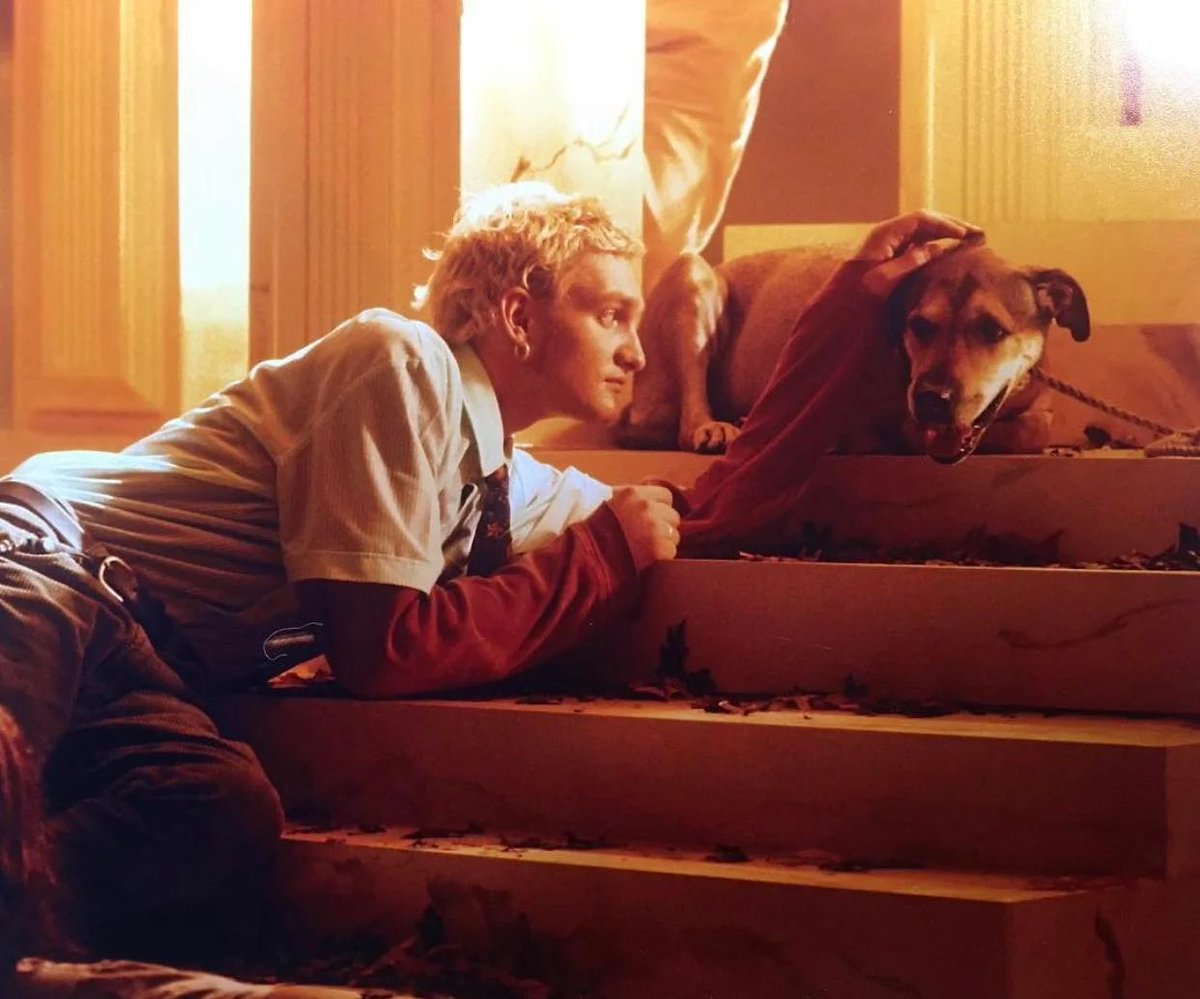 grunge_bible's tweet photo. Happy birthday Layne Staley, born on this day in 1967. https://t.co/rY73o5JqJe