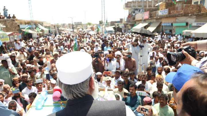 JispOfficial's tweet photo. امیر جماعت اسلامی سراج الحق سیلاب سے متاثرہ تونسہ شریف کے قصبے وہوا میں سیلاب زدگان کے بڑے اجتماع سے خطاب کر رہے ہیں۔
راؤ محمد ظفر امیر جماعت اسلامی جنوبی پنجاب و دیگر ذمہ داران ہمراہ ہیں ۔
#tonsa
#سراج_الحق_سیلاب_زدگان_کےساتھ https://t.co/NSQzjq41i9