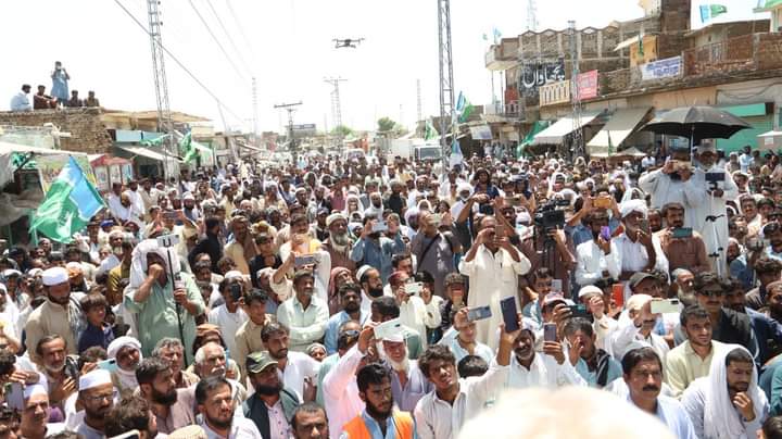 JispOfficial's tweet photo. امیر جماعت اسلامی سراج الحق سیلاب سے متاثرہ تونسہ شریف کے قصبے وہوا میں سیلاب زدگان کے بڑے اجتماع سے خطاب کر رہے ہیں۔
راؤ محمد ظفر امیر جماعت اسلامی جنوبی پنجاب و دیگر ذمہ داران ہمراہ ہیں ۔
#tonsa
#سراج_الحق_سیلاب_زدگان_کےساتھ https://t.co/NSQzjq41i9