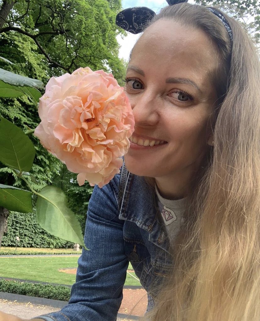 lenoca_art's tweet photo. I usually have a plan for the summer 😁
Peterhof once, boats once, bridges once 😁 more often for some reason it never came out!
But here is the summer garden - always many times 🌺 I love its majestic oaks, the coolness of the shade, fountains, benches, and roses!
#saintp https://t.co/FZLji2yWUf