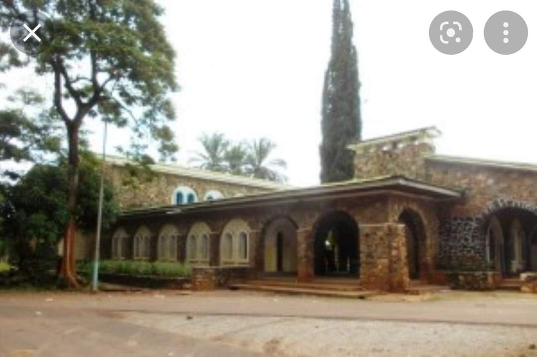 KimKimuntu's tweet photo. Lycée catholique #Lubusha à #Luisha ( Haut Katanga) menacé de destruction et de localisation par une entreprise Minière chinoise qui est prétendent que des minerais sont sous ces bâtisses. https://t.co/dLE0u0x2b9