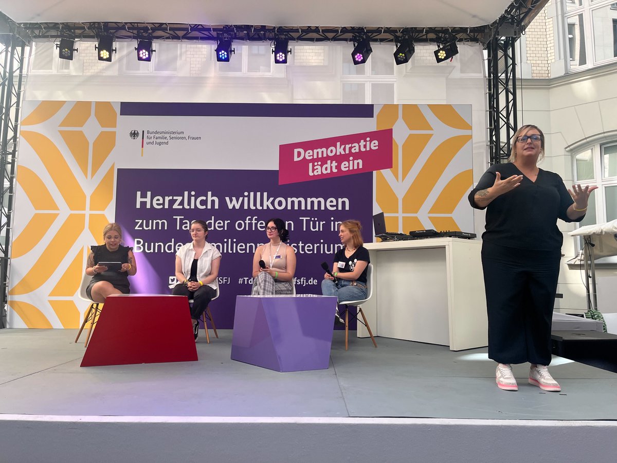tincon's tweet photo. "Was bringt ein Jugendfreiwilligendienst?" 
Über diese Frage hat Luise aus unserem U21-Team gestern beim Tag der offenen Tür des @BMFSFJ mit zwei anderen jungen Freiwilligen und @NiniaLaGrande gesprochen. #TDOT22 https://t.co/BZTzYXRpPf