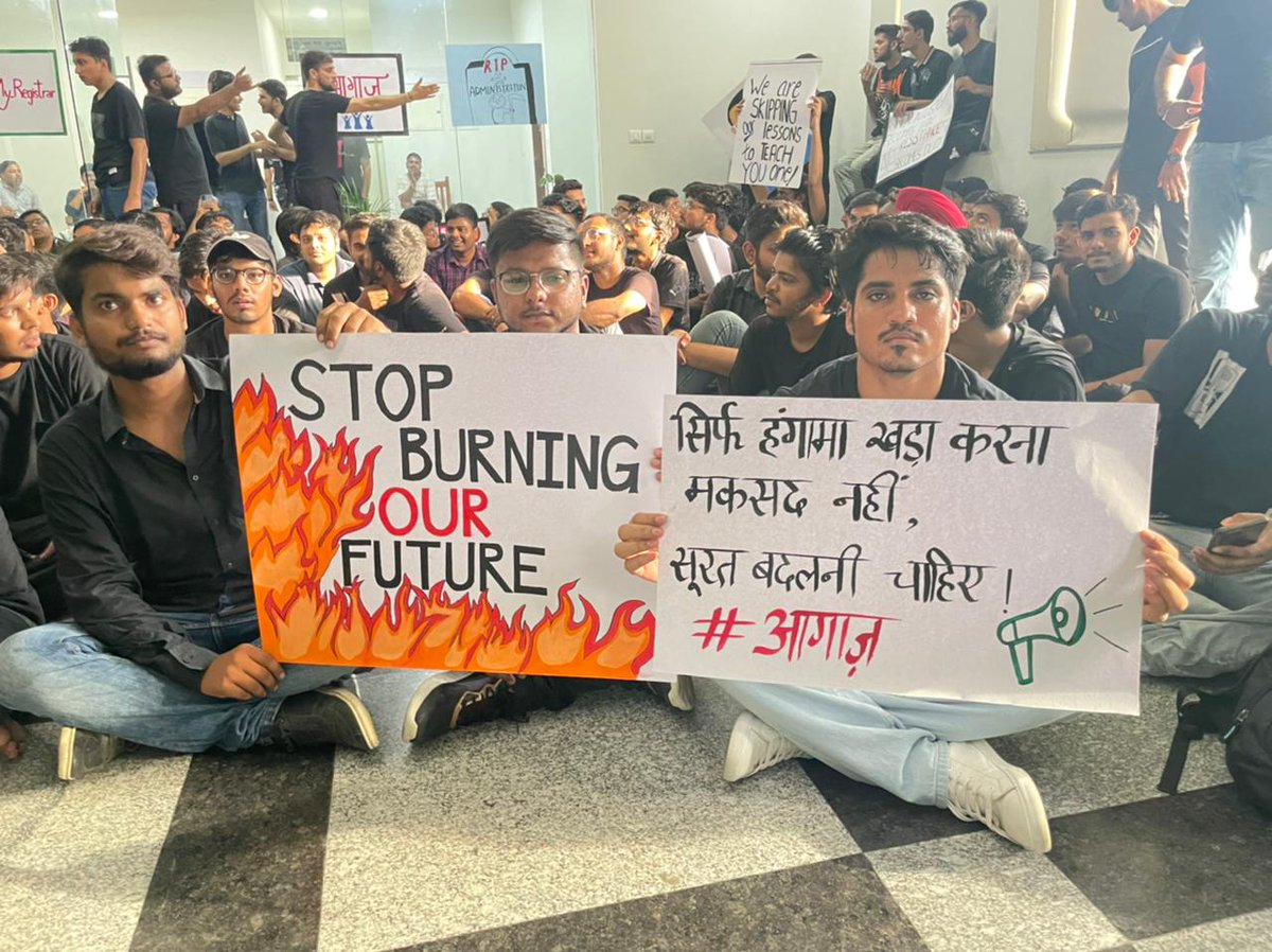 Mohanish_13's tweet photo. नए किरदार आते जा रहे हैं
मगर नाटक पुराना चल रहा है
~ राहत इंदौरी
Different state-Different NLUs same mismanagement, same redtapism, same inefficiency. @M_Lekhi #Agaaz #DBRANLU.
@Dattatreya
@dbranlustudents against incompetence. https://t.co/p1d4YeldRi