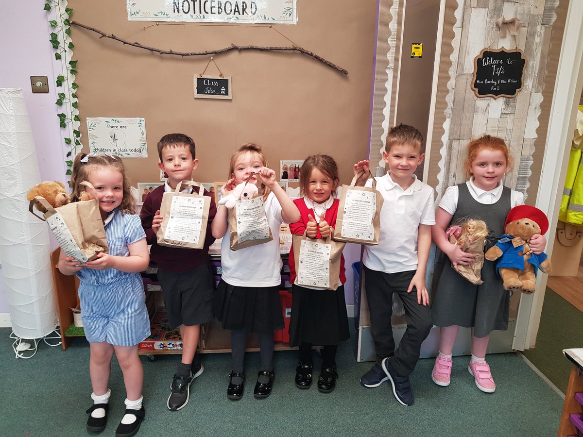 MrsOSheaTeaches's tweet photo. So impressed with our first volunteers to show and tell their all about me bags. I'm looking forward to even more tomorrow https://t.co/Onr7RRpqgY