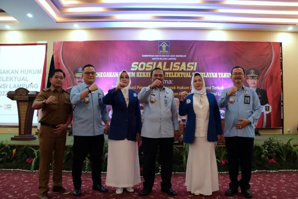 LP_Kalianda's tweet photo. Penegakan Hukum Kekayaan Intelektual Tahun 2022. Kegiatan yang mengusung tema “Optimalisasi Peran Aparat Penegak Hukum dan Instansi Terkait dalam Penegakan Hukum di Bidang Kekayaan Intelektual di Provinsi Lampung” 

Edi Kurniadi - Kanwil Kemenkumham Lampung https://t.co/jYWsGWg9eq