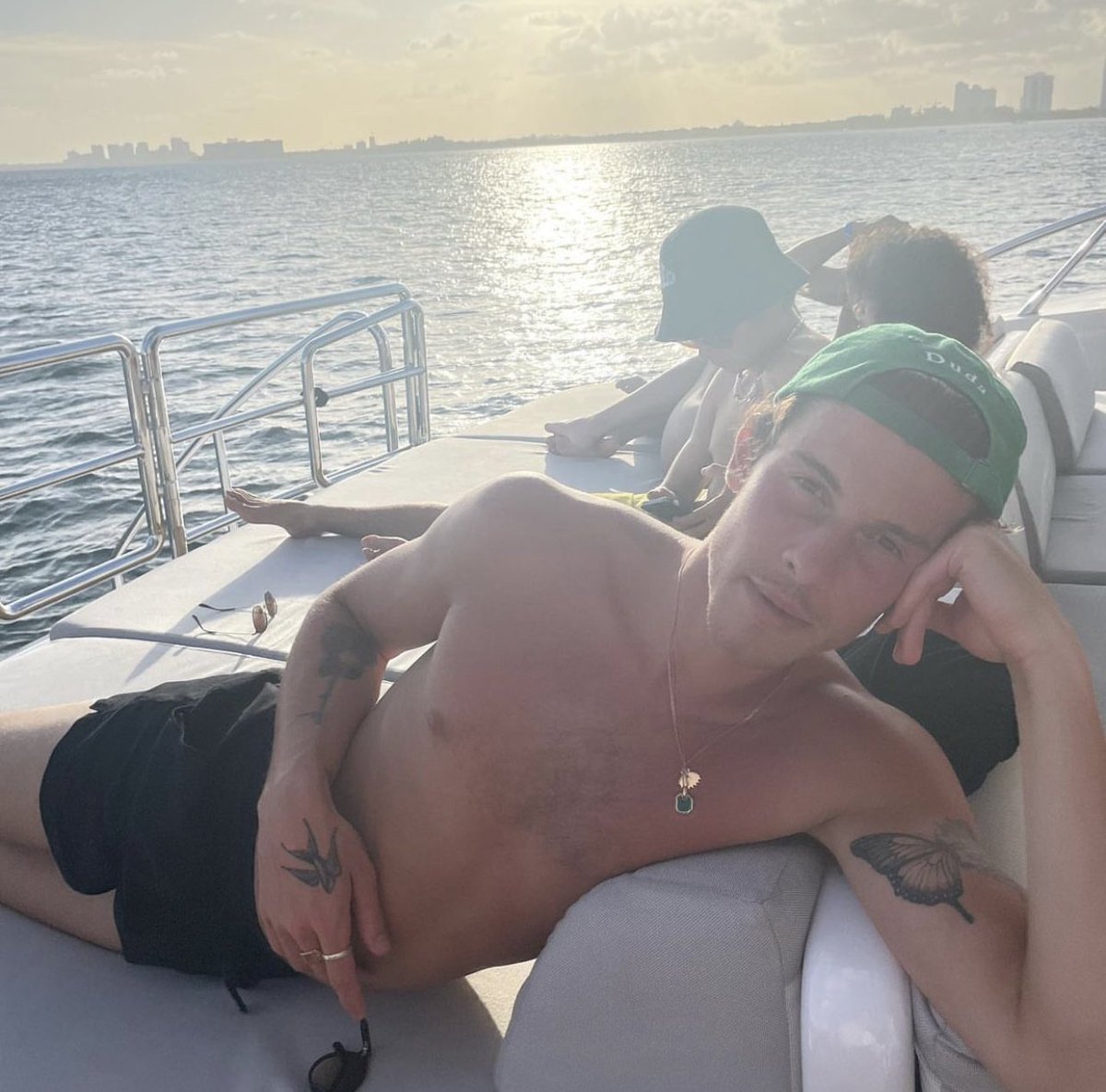 iHeartRadio tweet picture
