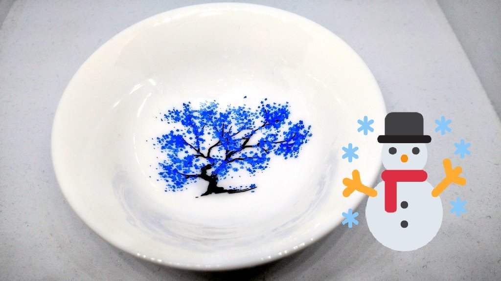 「杯買ってみた。お湯を入れると桜が咲いて冷水を入れると青い花が咲くっていうやつ。ち」|鬼の絵師のイラスト