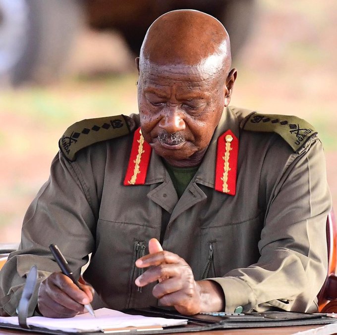 kakensaug's tweet photo. Sometimes, whenever i hear someone talking bad about this man, i feel like crying 😭. Fact is, the day He will cease to be Uganda's leader, we shall never have a leader like him,He is a true blessing. I love you so much HE @KagutaMuseveni , may God keep blessing you Sir, the best https://t.co/ACpIxrXlkj