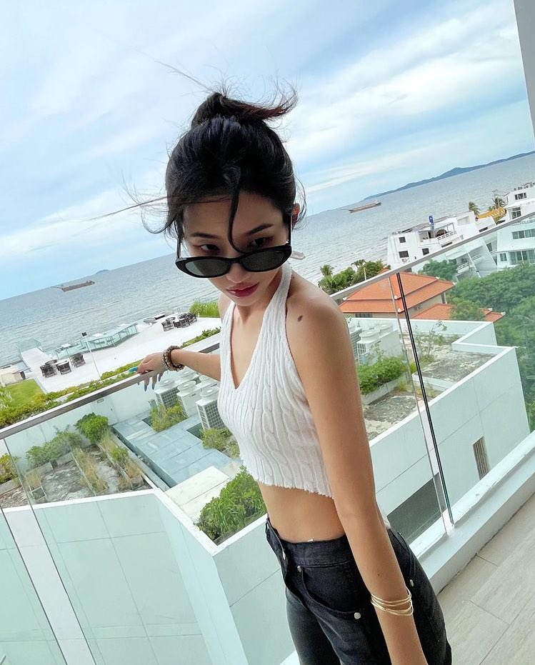yontararich's tweet photo. soyeon looks so expensive https://t.co/firUO6nQ28