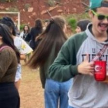 maedobreu's tweet photo. vei KKKKK a sequência: 
a Gabi reparando a foto 
Gabi me chamando 
Gabi e eu entrando na foto dos outros https://t.co/8ukcdfOAa2