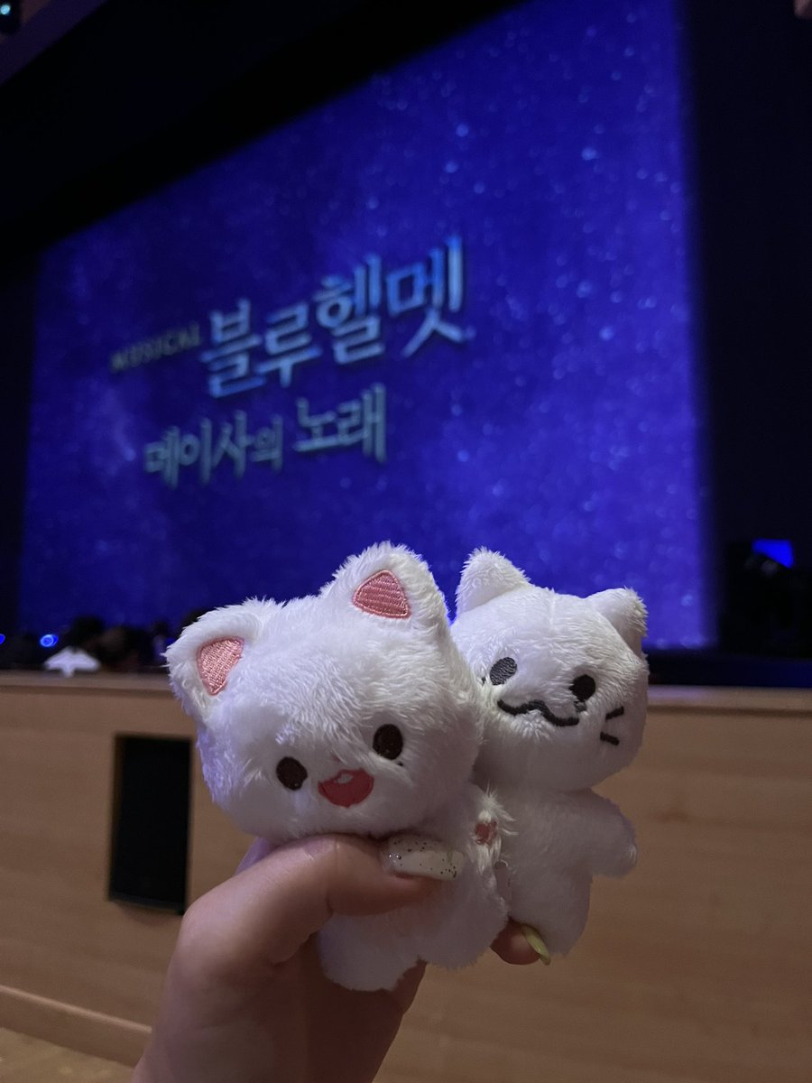 Inssongang's tweet photo. 220819 인성 대구 메이사 공연 잘 보고 왔슴둥

오랜만에 오프 가는거라 너무 떨렸어 ,,, 
킬러 보는데 나 죽는 줄 ㅋ 
퇴근길 인성이 .. 아주 제대로 봄 냅다 소리도 질렀어요 😇 
 
#뿌엥미담 만나자마자 그립톡 선물 줌 🤍🤍 https://t.co/VFBm9HAldm