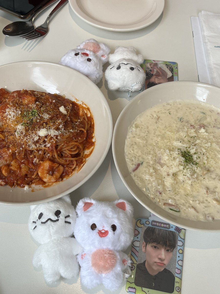Inssongang's tweet photo. 220819 인성 대구 메이사 공연 잘 보고 왔슴둥

오랜만에 오프 가는거라 너무 떨렸어 ,,, 
킬러 보는데 나 죽는 줄 ㅋ 
퇴근길 인성이 .. 아주 제대로 봄 냅다 소리도 질렀어요 😇 
 
#뿌엥미담 만나자마자 그립톡 선물 줌 🤍🤍 https://t.co/VFBm9HAldm