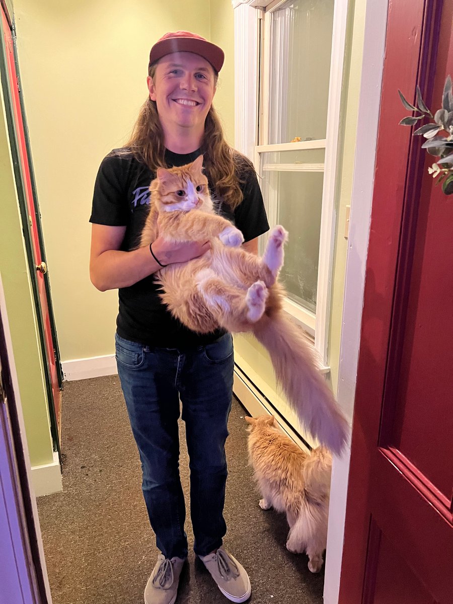 fartspaz's tweet photo. Found my new roommate on Craigslist and he’s good at catching cat when he try to escape https://t.co/m4C6Trmfkk