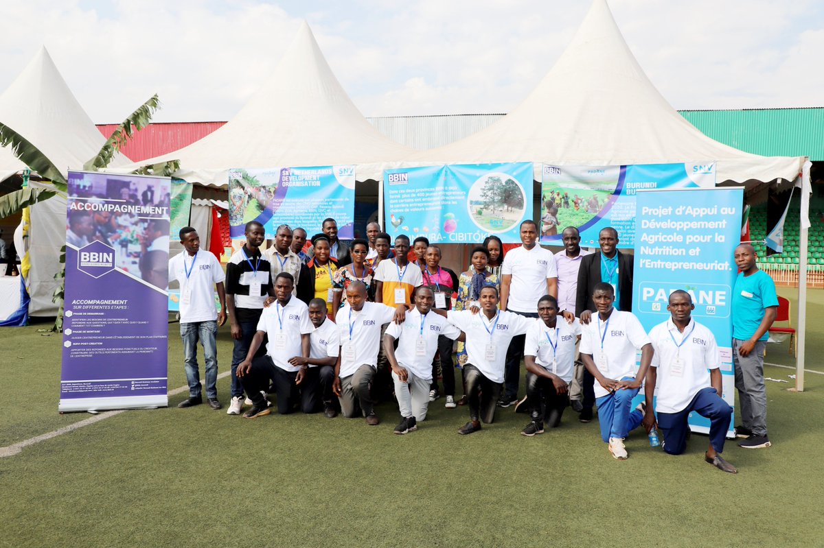 En moins de 24heures, il vient d'écouler tous ses produits estimés en plusieurs dizaines de kilo de prunes de japons qu'il avait apportés pour l'occasion du #SalonDeLemploi. 
On le nomme Fabrice BIGIRIMANA un de nos jeunes béneficiaires du projet PADANE originaire de NYABIRABA.