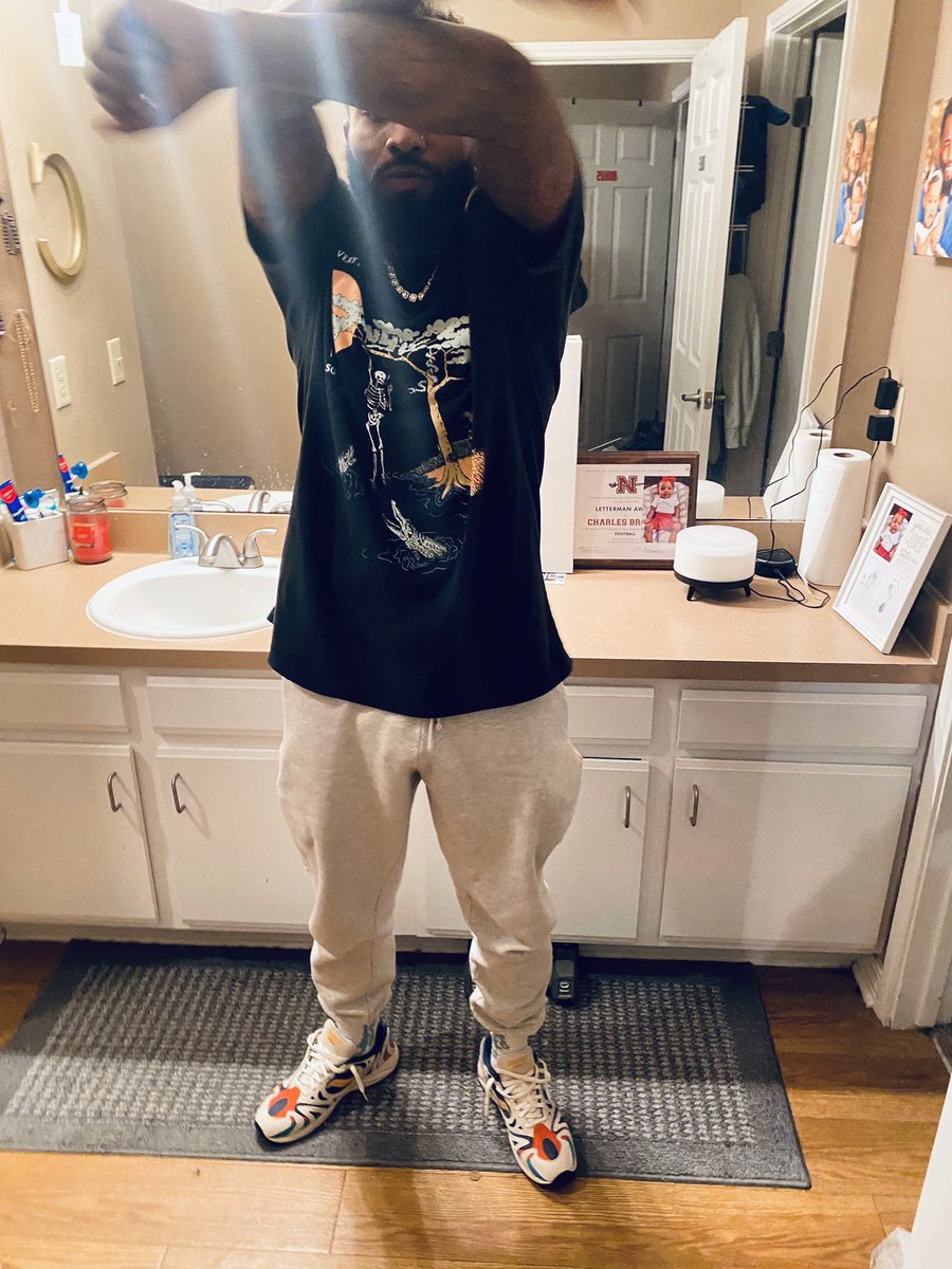 iam__BROOKS's tweet photo. Don’t ask me bout no fashion, that shit old , I been on it 🩸  #OG25 https://t.co/PLhuwvExAQ