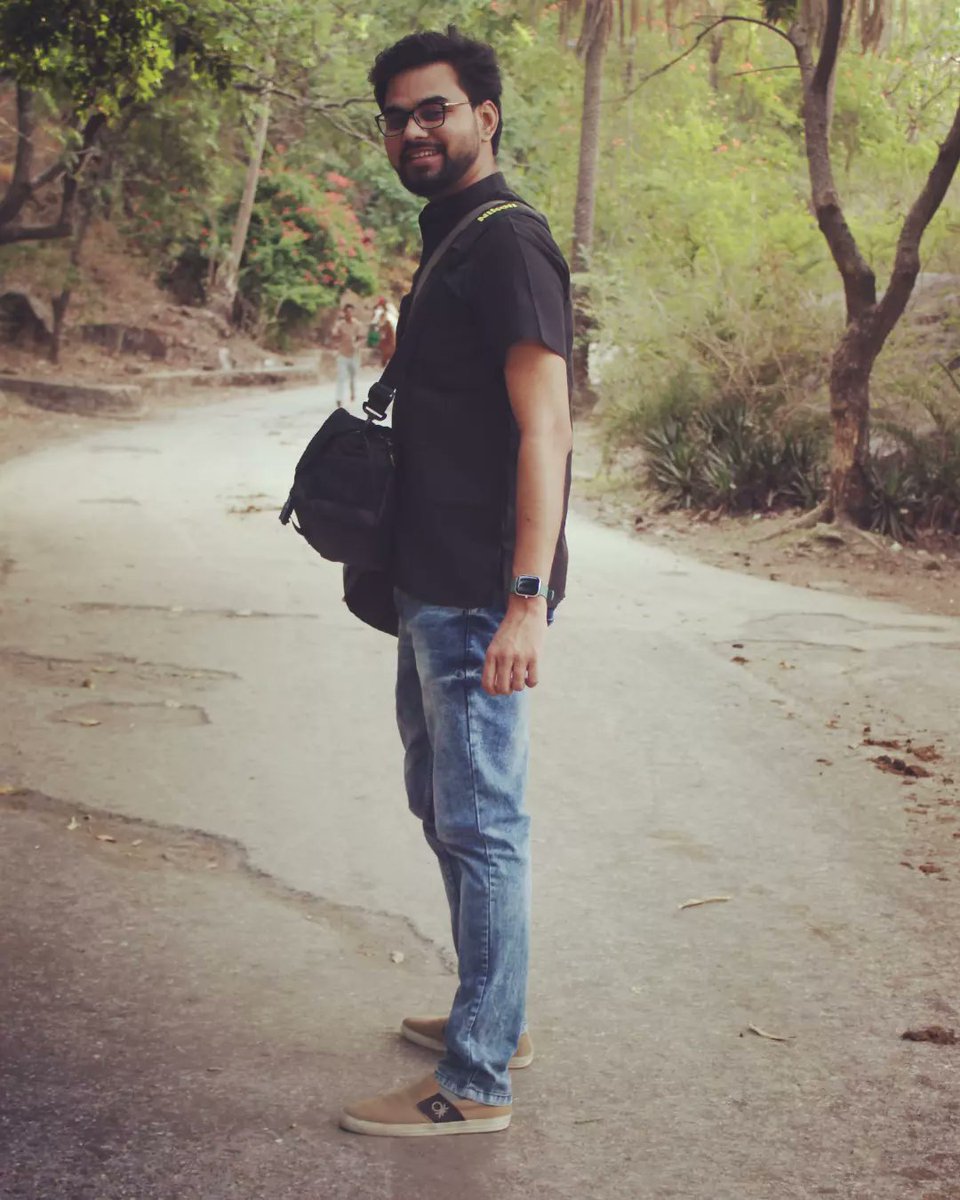 MihitSuthar2's tweet photo. Smile Plz😊😃 

Pc :@komal_kanzariya777

#smile #happiness #handsome #fitness #pose #lifeisbeautiful https://t.co/DWTIwYPoqs