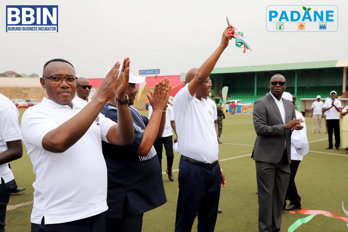 De passage dans les Stands, nos jeunes bénéficiaires du Projet d'Appui au Développement Agricole pour la nutrition et l'Entrepreneuriat (PADANE) ont eu l'occasion de décerner certains des produits qu'ils exhibaient sur place à son Excellence Mr le Vice-Président de la République.