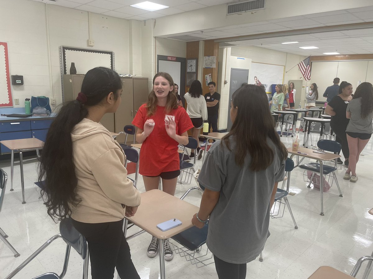 ManeStMirror's tweet photo. Weโre backkkkkkk and better than ever - starting Natural Helpers training and getting ready for our freshmen on Wednesday โค๏ธ๐๐๐ผ welcome to THE PRIDE ๐ฏ๐ #teamwork #naturalhelpers https://t.co/3QVCYwT0VH