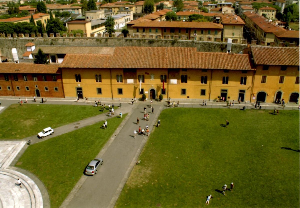 イタリア🇮🇹ピサの斜塔からの眺め。正面の建物の右から2番目の入り口で斜塔の入場券を販売している｡1時間以上待つ。