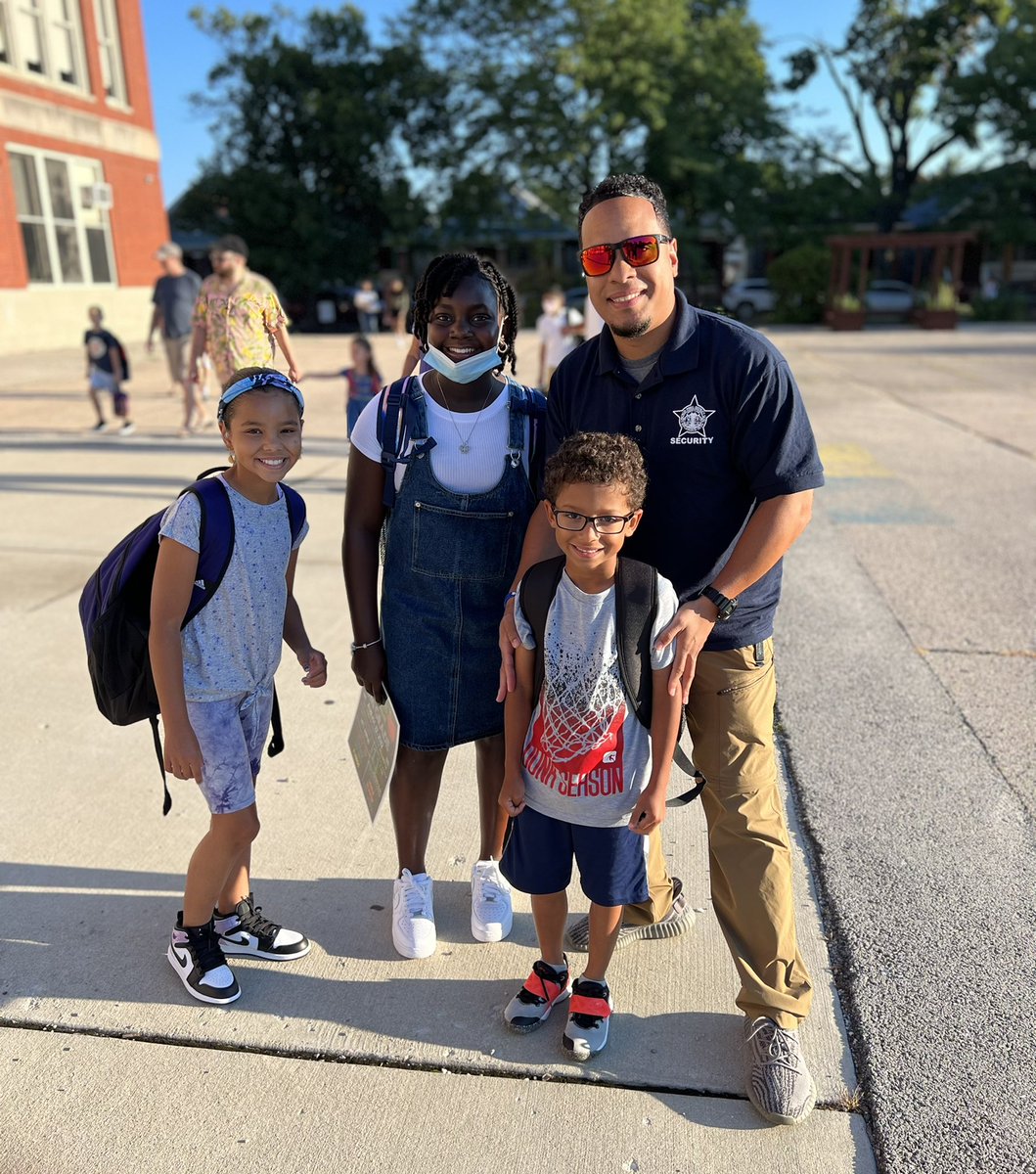 OJGF0929's tweet photo. Jacob 2nd grader Izzy and Peyton 6th graders @ChiPubSchools 🙏🏽👍🏽#ThorpFirstDay2022 https://t.co/8etMTW2ofP